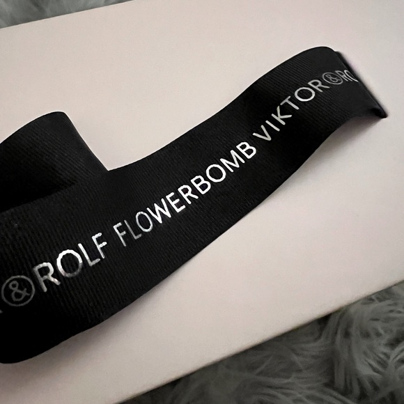 VIKTOR AND ROLF FLOWERBOMB SHADOWBOX GIFT BOX - Picture 4 of 11